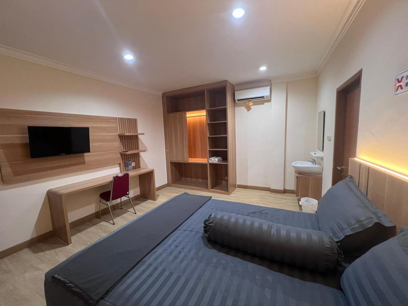 Delapan Redpartner Hotel